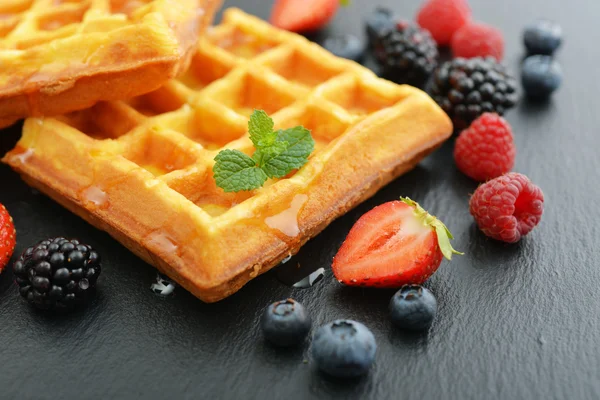 Belgische Waffeln mit frischen Beeren — Stockfoto