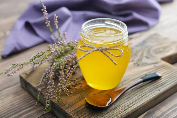 Växtbaserade honung i burk — Stockfoto