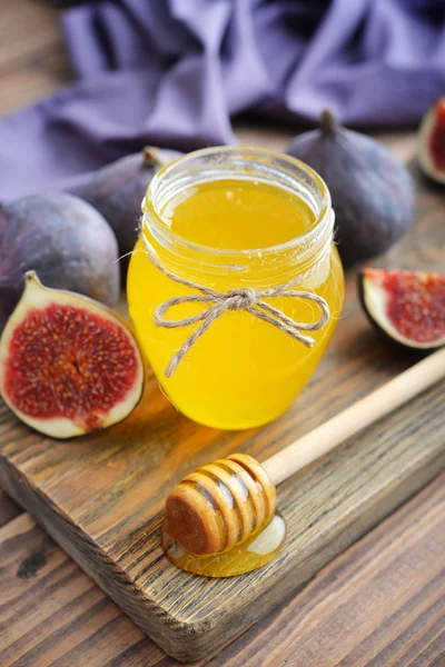 Honey in jar with honey dipper — Stock Photo, Image