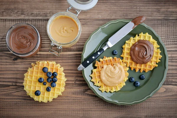 Gofres belgas con crema de chocolate y mantequilla de maní —  Fotos de Stock