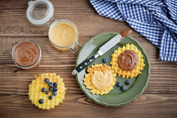 比利时巧克力奶油和花生酱华夫饼 — 图库照片