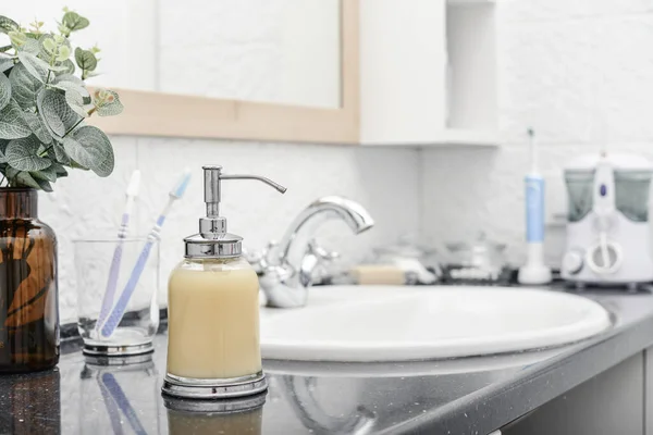 Set Bagno Con Dispenser Sapone Liquido Vetro Spazzolini Denti Asciugamani — Foto Stock