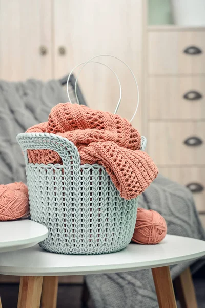 Korb Mit Strickprojekt Arbeit Und Garn Auf Couchtisch Wohnbereich Nahaufnahme — Stockfoto