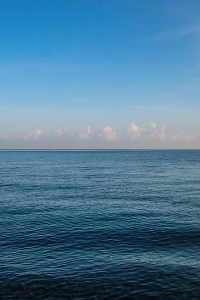 蔚蓝的大海 波涛汹涌的天空 轻盈的云朵 — 图库照片