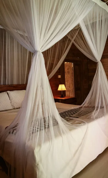 Традиційне Балдахінове Затишне Ліжко Спальні — стокове фото