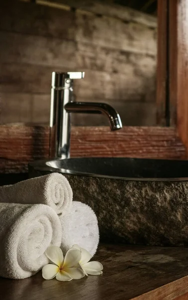 Koupelna Kamenným Umyvadlem Zrcadlem Ručníky Tradičním Balijském Stylu Domě Indonésie — Stock fotografie