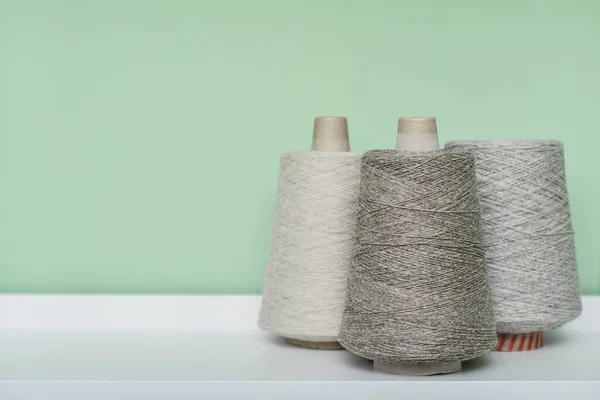 緑の背景にコーンを編むための色糸のセット コピースペース — ストック写真