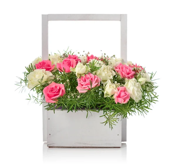 Букет Розовых Белых Роз Деревянной Корзине Белом Фоне — стоковое фото