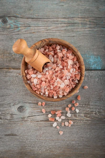 Himalayan Pink Salt Wooden Bowl Wooden Background Top View — Stock Photo, Image