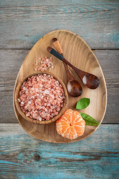 Himalayan Pink Salt Wooden Bowl Wooden Background Top View — Stock Photo, Image