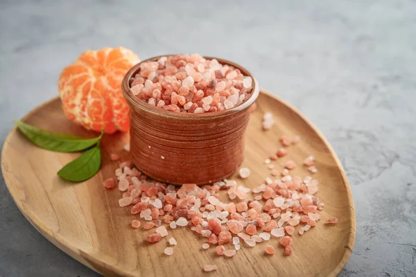 Himalaya Rosa Salt Skål Trä Bakgrund — Stockfoto