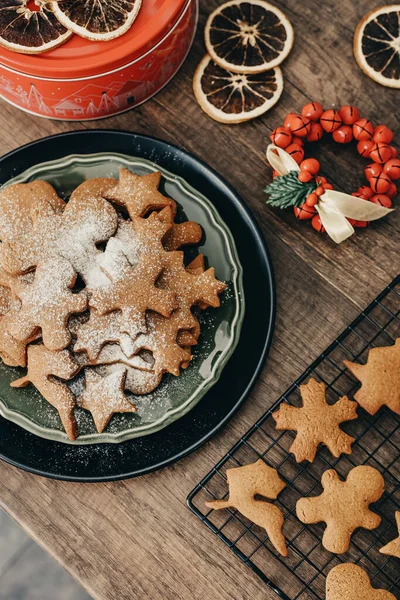 Biscoitos Tradicionais Gengibre Natal Polvilhados Com Açúcar Placa Vista Superior — Fotografia de Stock