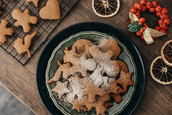 Galletas Tradicionales Jengibre Navidad Espolvoreadas Con Azúcar Polvo Plato Vista —  Fotos de Stock