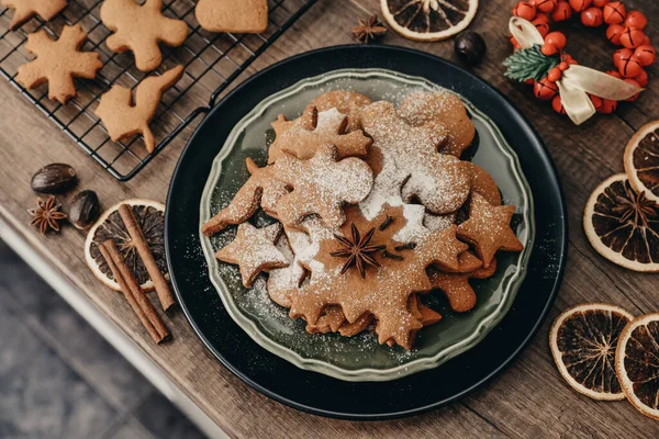 Galletas Tradicionales Jengibre Navidad Espolvoreadas Con Azúcar Polvo Plato Vista —  Fotos de Stock