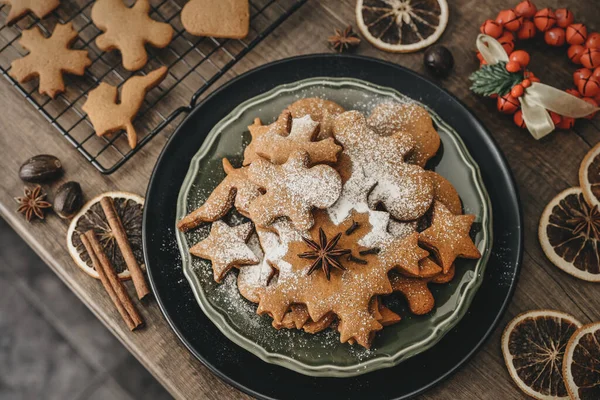 Traditionella Jul Ingefära Cookies Beströdda Med Pulver Socker Plattan Ovanifrån — Stockfoto