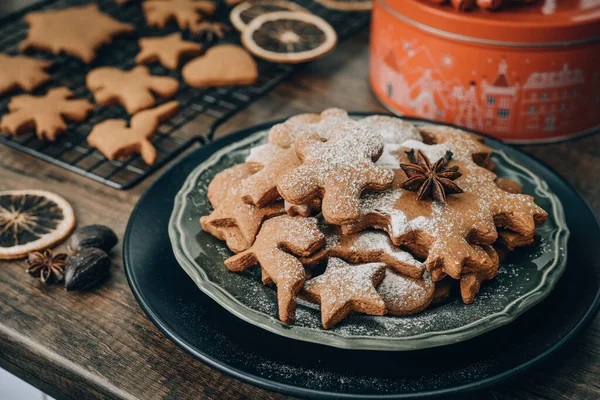 Galletas Tradicionales Jengibre Navidad Espolvoreadas Con Azúcar Polvo Primer Plano — Foto de Stock