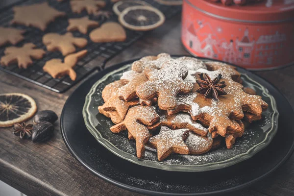 Traditional Christmas Ginger Cookies Sprinkled Powdered Sugar Plate Top View — Stock Photo, Image