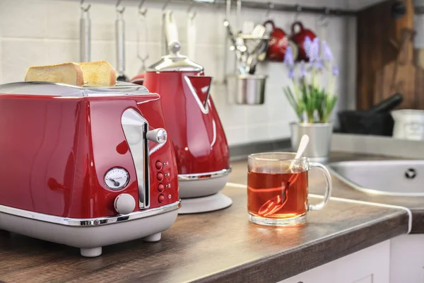 Kırmızı Elektrikli Isıtıcısı Retro Slaytlı Tost Makinesi Mutfağın Kısmında Çay — Stok fotoğraf