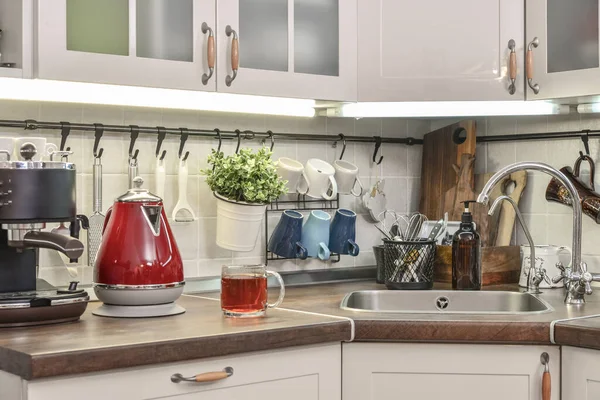 厨房内部装有咖啡机的复式炉门红色电水壶 — 图库照片