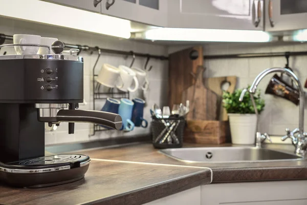 现代厨房特写镜头内部装有两杯咖啡的咖啡机 — 图库照片