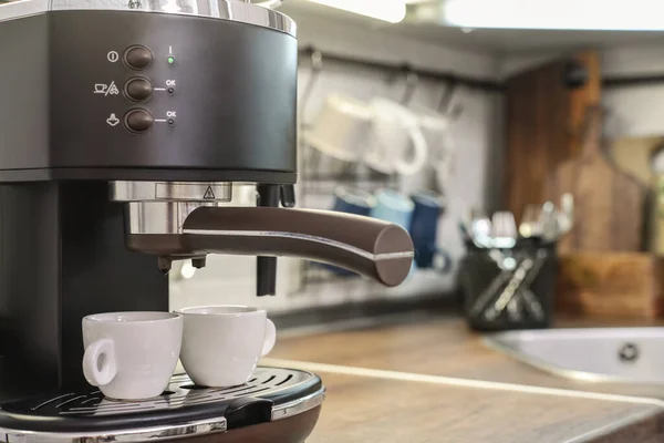 Cafetière Avec Deux Tasses Intérieur Cuisine Moderne Gros Plan — Photo