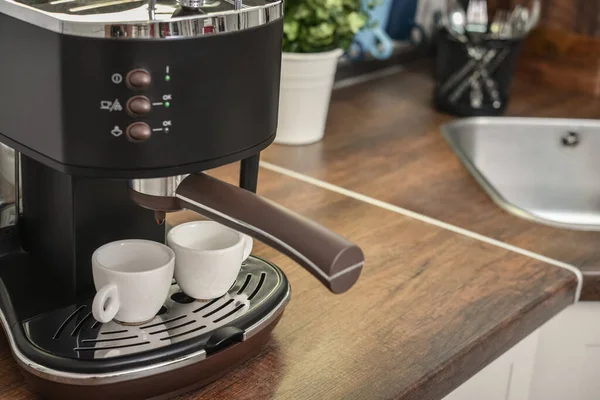 Caffettiera Con Due Tazze All Interno Della Cucina Moderna Primo — Foto Stock