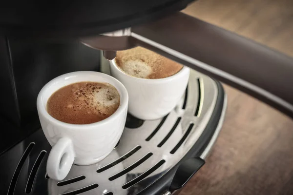 Macchina Caffè Preparare Caffè Fresco Versare Tazze Primo Piano — Foto Stock