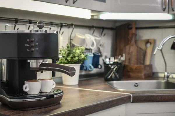 Caffettiera Con Due Tazze All Interno Della Cucina Moderna Primo — Foto Stock