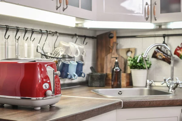 Красный Тостер Ретро Слайле Столе Кухонном Интерьере — стоковое фото