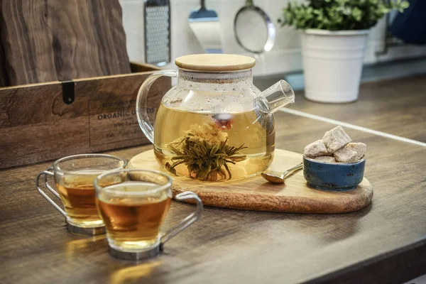 Blooming Flowering Tea Glass Teapot Two Cups Kitchen Worktop Closeu — Stock Photo, Image