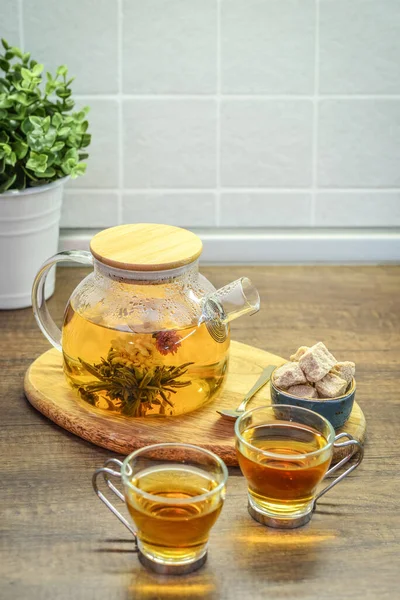 Blooming Flowering Tea Glass Teapot Two Cups Kitchen Worktop Closeu — Stock Photo, Image