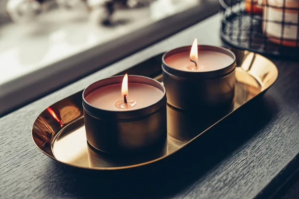 Brennende Kerzen Auf Goldenem Tablett Mit Baumwollblumen Nahaufnahme — Stockfoto