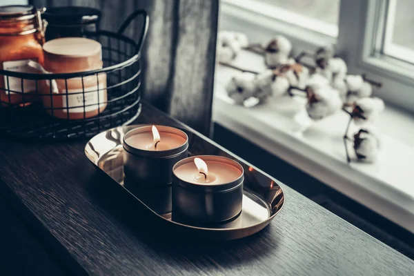 Brennende Kerzen Auf Goldenem Tablett Mit Baumwollblumen Nahaufnahme — Stockfoto