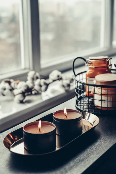 Set Kerzen Verschiedenen Glas Und Metallgläsern Mit Baumwollblumen Fensternähe — Stockfoto