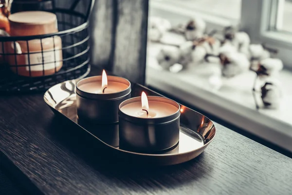 Brandende Kaarsen Gouden Dienblad Met Katoenen Bloemen Huis Interrior Closeup — Stockfoto