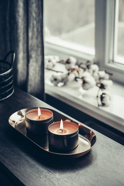 Brennende Kerzen Auf Goldenem Tablett Mit Baumwollblumen Nahaufnahme — Stockfoto