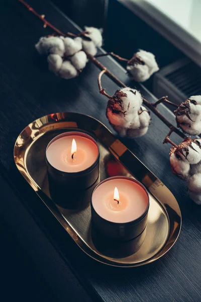 Brennende Kerzen Auf Goldenem Tablett Mit Baumwollblumen Nahaufnahme — Stockfoto