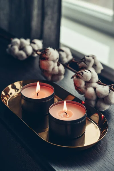 在家里的小房间里 用棉花在金盘上点燃蜡烛 — 图库照片