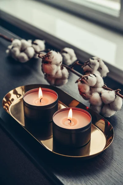 Brennende Kerzen Auf Goldenem Tablett Mit Baumwollblumen Nahaufnahme — Stockfoto