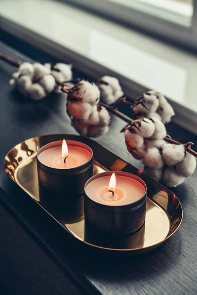 Bougies Brûlantes Sur Plateau Doré Avec Des Fleurs Coton Maison — Photo