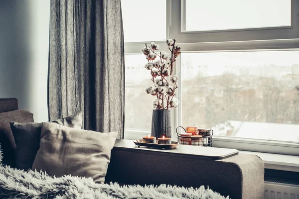 冬の家の内部に綿の花を持つ異なるガラスや金属瓶のキャンドルのセットDa — ストック写真