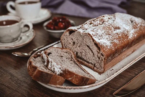 Świeżo Upieczone Ciasto Talerzu Filiżanką Herbaty Dżemem Wiśniowym Zbliżenie — Zdjęcie stockowe