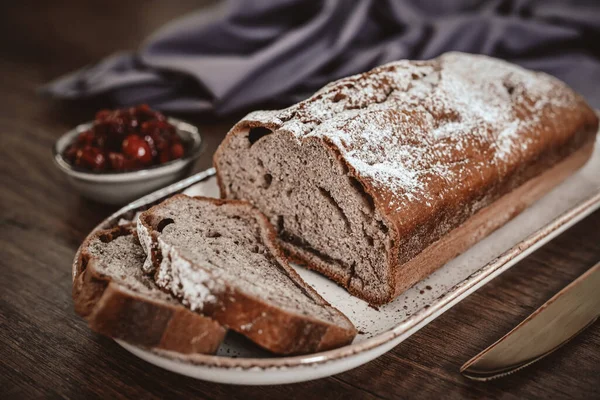 Świeżo Upieczone Ciasto Talerzu Filiżanką Herbaty Dżemem Wiśniowym Zbliżenie — Zdjęcie stockowe