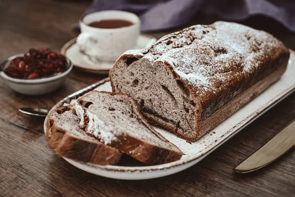 Świeżo Upieczone Ciasto Talerzu Filiżanką Herbaty Dżemem Wiśniowym Zbliżenie — Zdjęcie stockowe