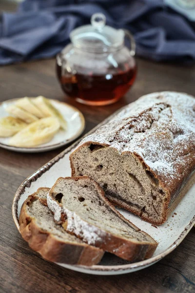 Świeżo Upieczony Chleb Bananowy Talerzu Szklanym Czajnikiem Plasterkami Bananów Zbliżenie — Zdjęcie stockowe