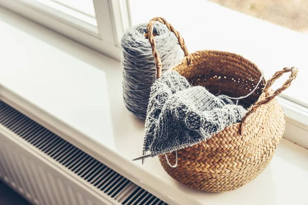 Wicker Korg Med Stickning Pågår Fönsterbrädan Hemma — Stockfoto