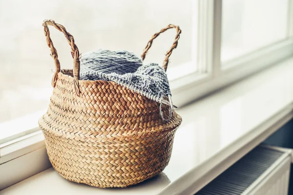 Wicker Korg Med Stickning Pågår Fönsterbrädan Hemma — Stockfoto