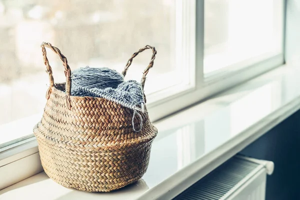 Wicker Korg Med Stickning Pågår Fönsterbrädan Hemma — Stockfoto