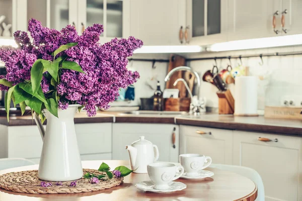 Bouquet Fleurs Lilas Pourpres Intérieur Cuisine Style Scandinave Avec Mobilier — Photo