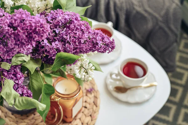 Buquê Flores Lilás Roxas Mesa Café Com Duas Xícaras Chá — Fotografia de Stock